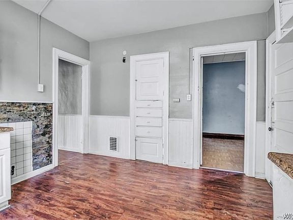 3rd image of 480 E Ferry St