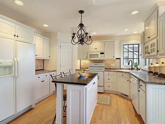 4th image of 708 Briody STREET