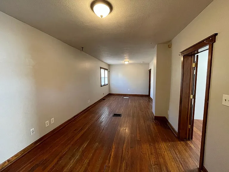 697 N Main St — Photo 2