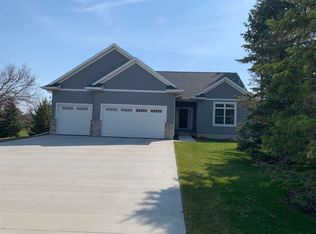 621 Melendy Ln, Cedar Falls, IA 50613