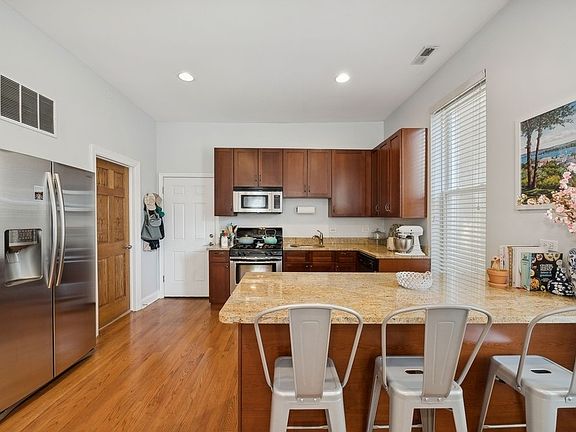 5th image of 1924 N Honore St APT 1R
