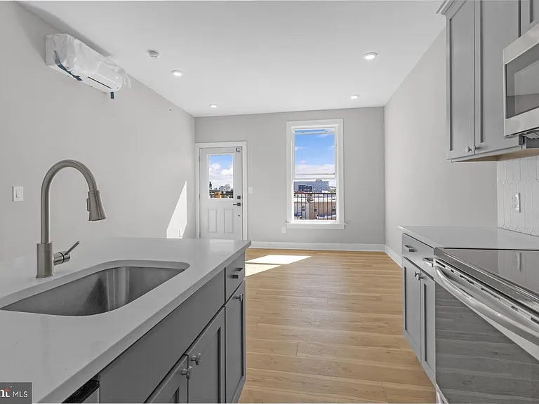 1935 N 2nd St #202 — Photo 8