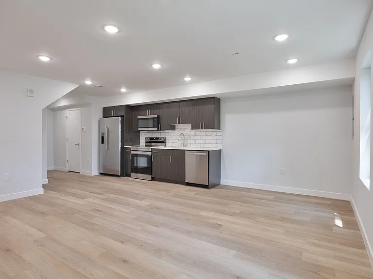 645 Brooklyn St — Photo 3
