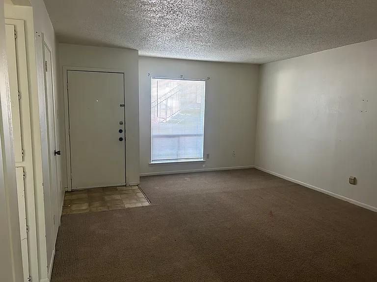 202 Oak Trail Dr #B — Photo 2