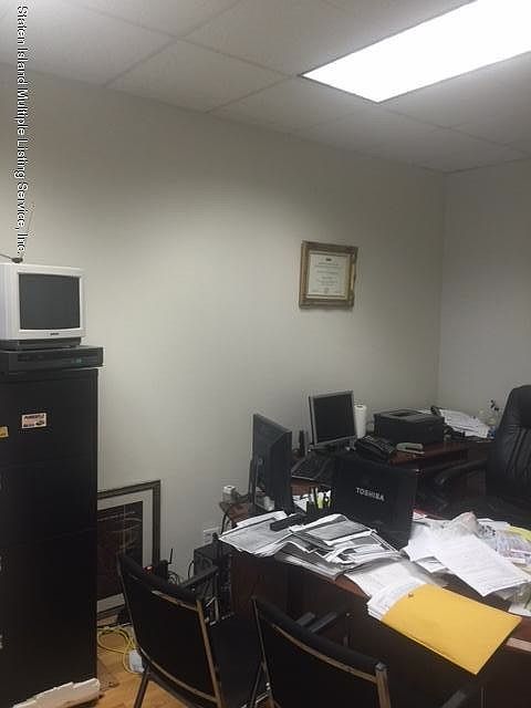 2nd image of 1751 Victory Blvd