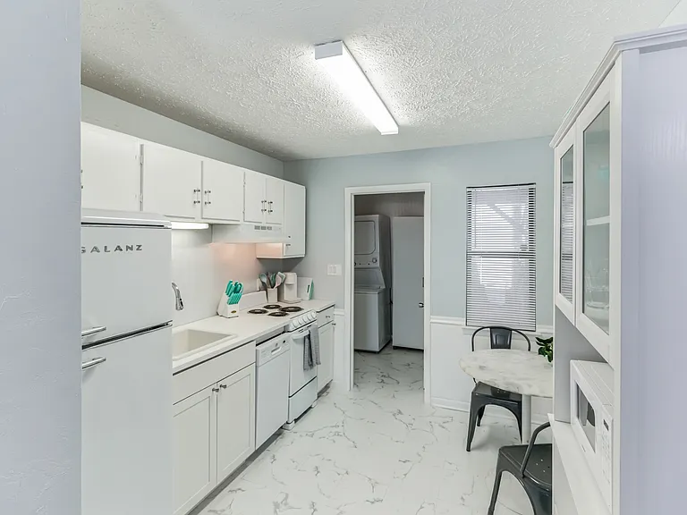 216 Rose Ln #D — Photo 8
