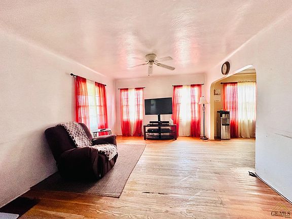 5th image of 909 S Chester Ave