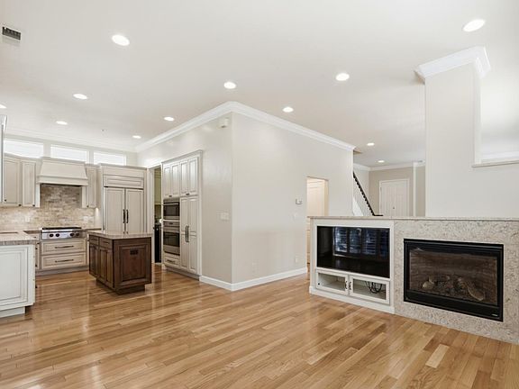 2nd image of 550 Gabilan St