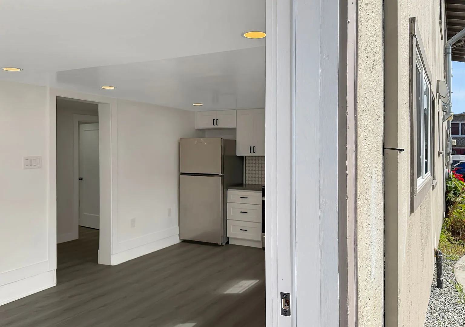 Completely Renovated Apartment in a lovely 3-unit Building with a Large Shared Yard! — Photo 4