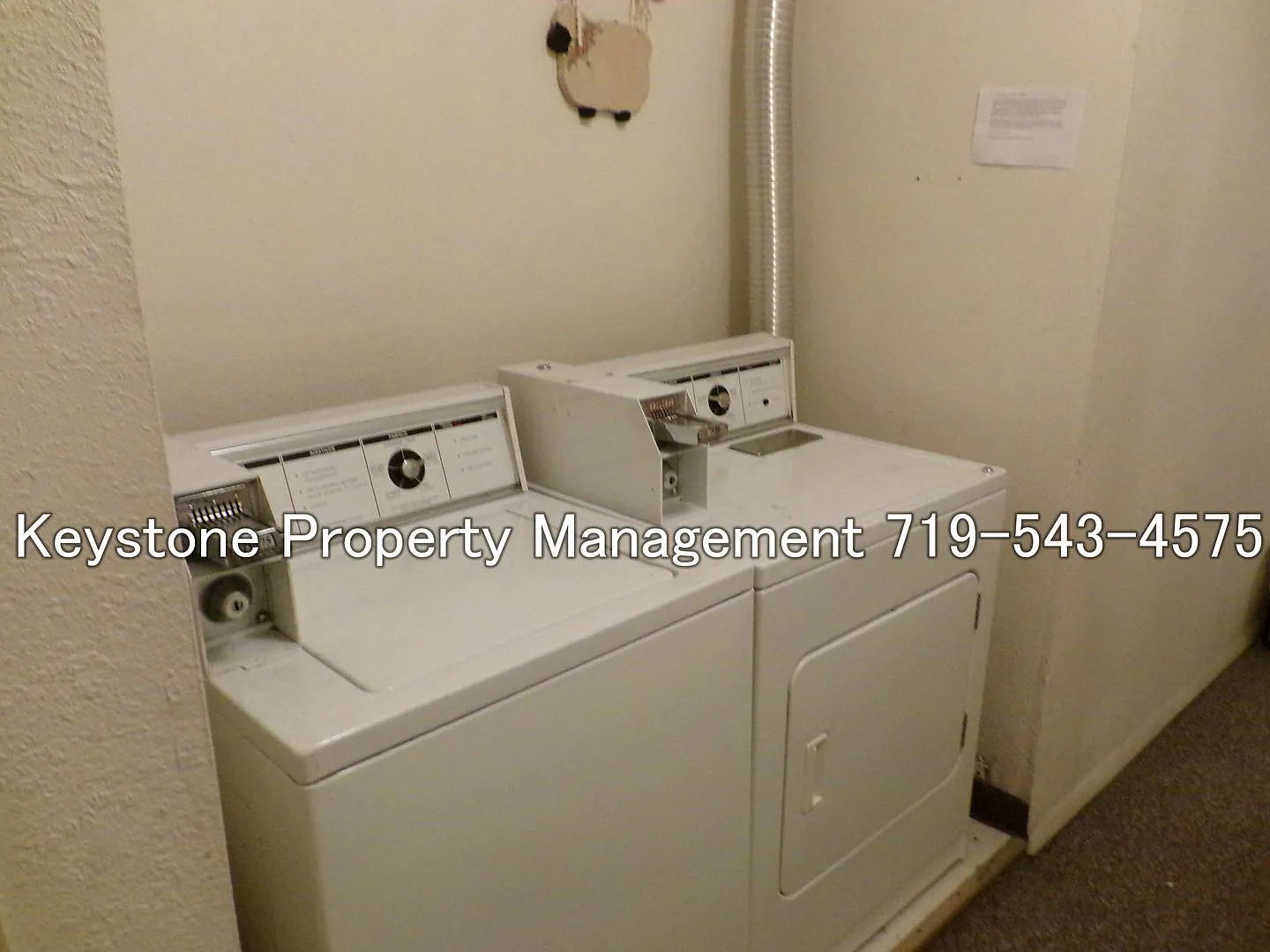 Take $475 OFF Spacious Downtown Apartment on 2nd Floor with Interior Entrance - $950/$950 — Photo 3