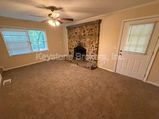 4 bed, 3.0 bath, 2336 sqft, $2,450 — Photo 4