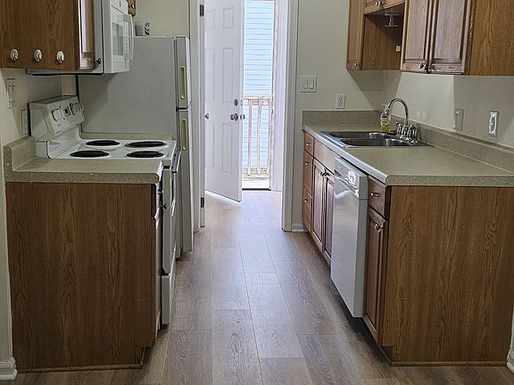 2nd image of 209 Cedar St APT E6