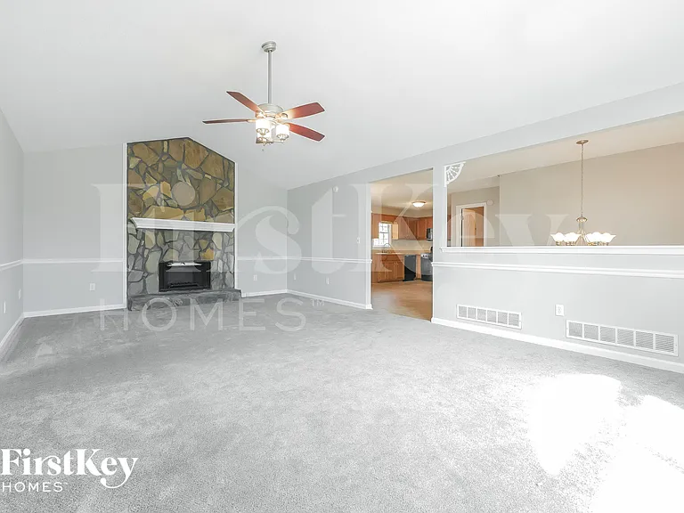 221 Whitney Ln — Photo 3