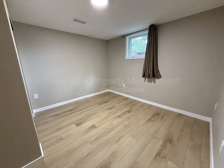 18 Trinity Pl W — Photo 28