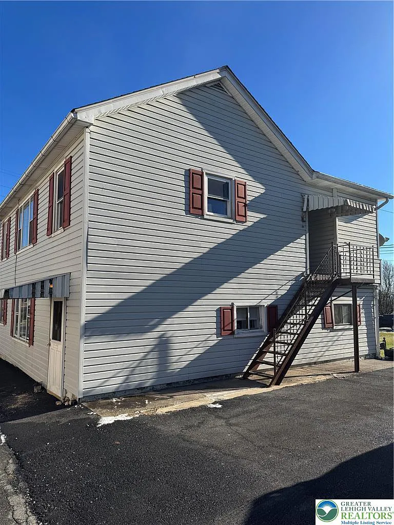 3 bed, 1.0 bath, 1000 sqft, $1,800 — Photo 2