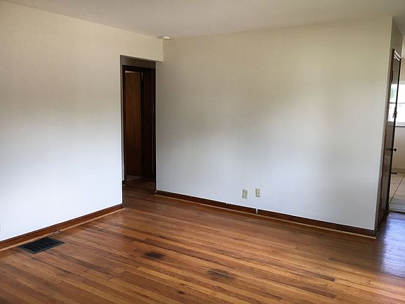 3rd image of 678 E Jeffrey Pl