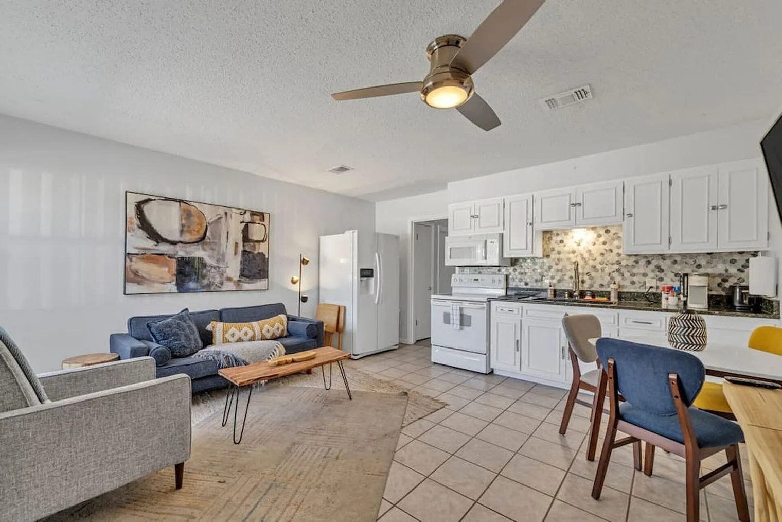 2 bed, 1.0 bath, 8449 sqft, $1,780 — Photo 1