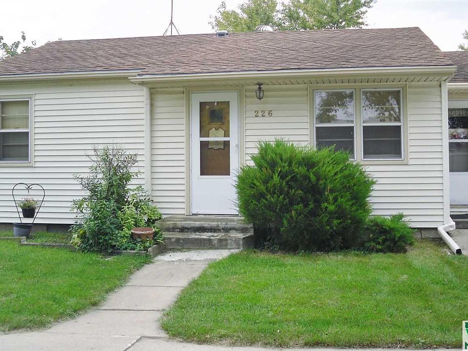 1st image of 226 E 14th St