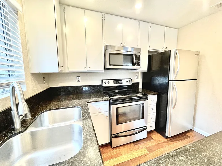 11329 Avenida De Los Lobos #G — Photo 10