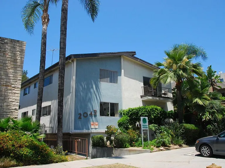 2043 N Beachwood Dr #10 — Photo 2