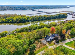 25865 Valley Dr, Bettendorf, IA 52722