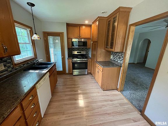 3rd image of 2103 W Pleasant St