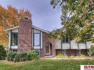 812 Donegal Dr, Papillion, NE 68046