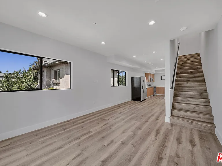 1218 1/2 Magnolia Ave — Photo 2
