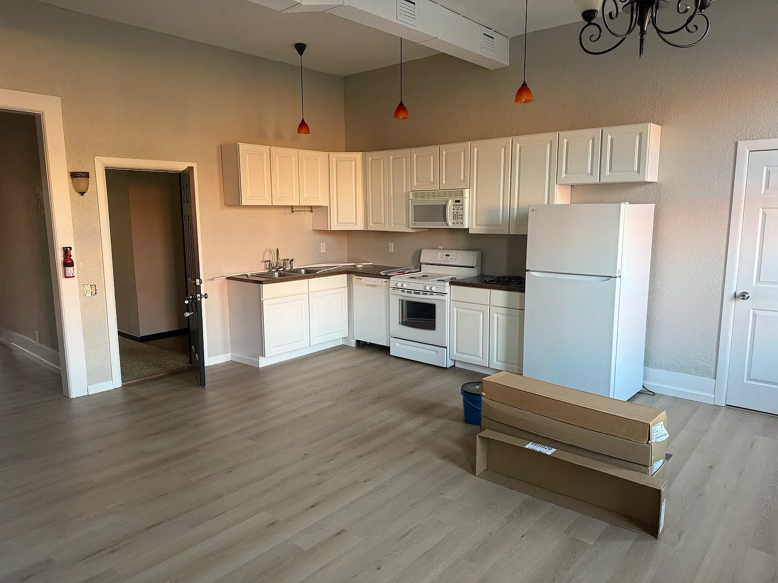 1 bed, 1050 sqft, $1,475 — Photo 2