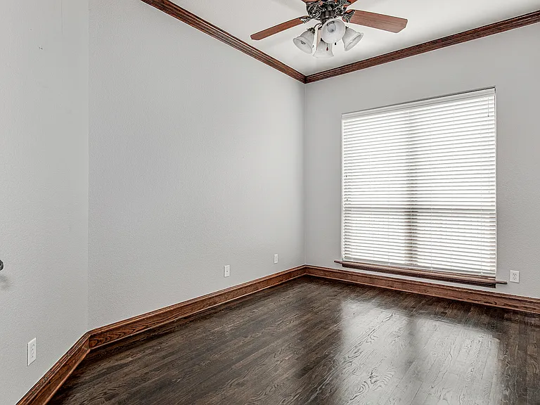 828 Thomas Crossing Dr — Photo 32