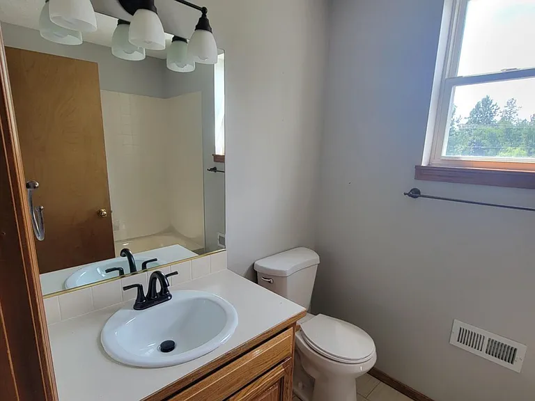 upstairs full bathroom