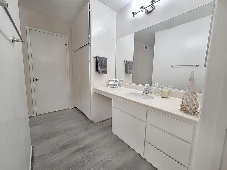 12801 Moorpark St #103 — Photo 14