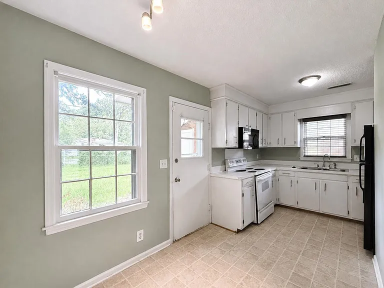 103 Dorchester Manor Blvd — Photo 3
