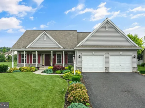 33 Apple Blossom Ln, Womelsdorf, PA 19567