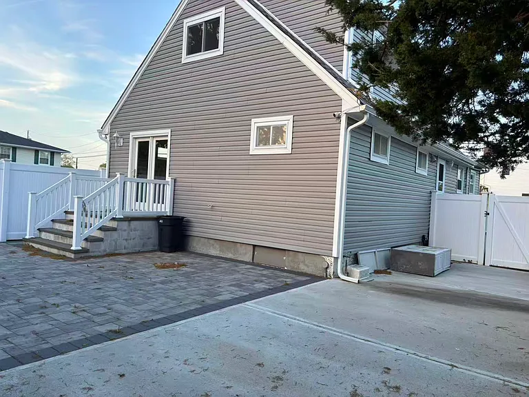 3700 Alcona St — Photo 24