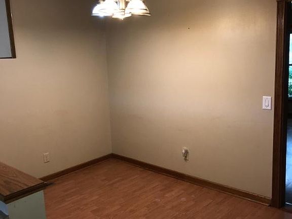 4th image of 19 Camelot Dr
