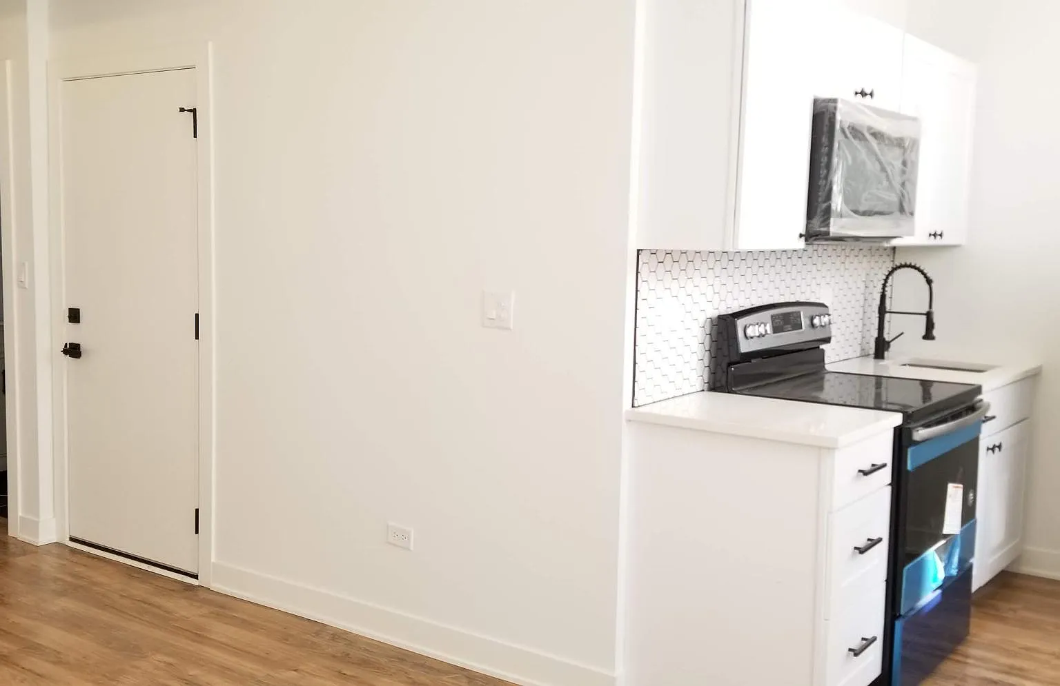 2 bed, 750 sqft, $1,375 — Photo 2