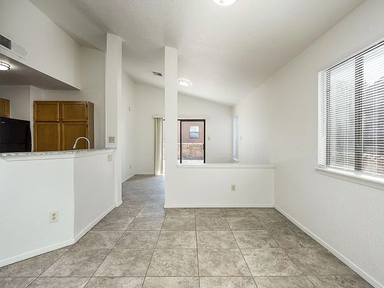 2136 Pioneer Ave — Photo 21