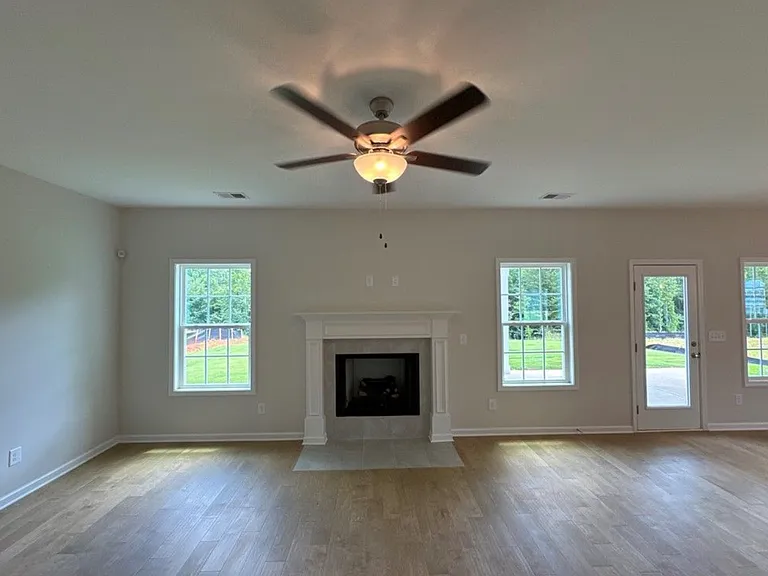 826 Tiger Dr — Photo 3