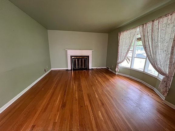 4th image of 1011 Lake Michigan Dr NW