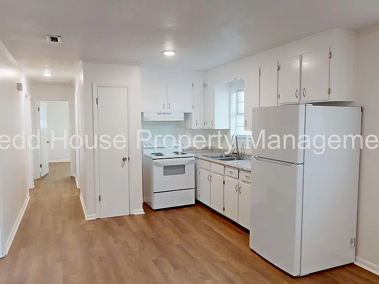 502 Fitzsimmons St — Photo 12