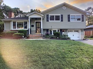 19 Beacon Hill Dr, Metuchen, NJ 08840