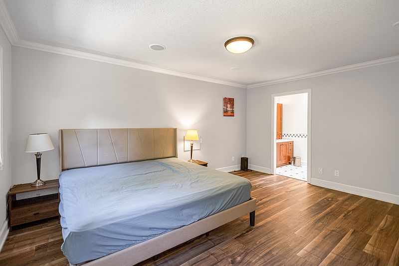 Surrey House for rent - 8 Bedrooms — photo 24