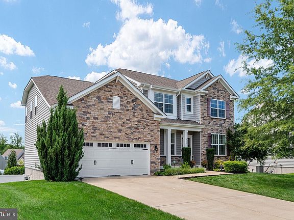 3rd image of 104 Old Oaks Ct