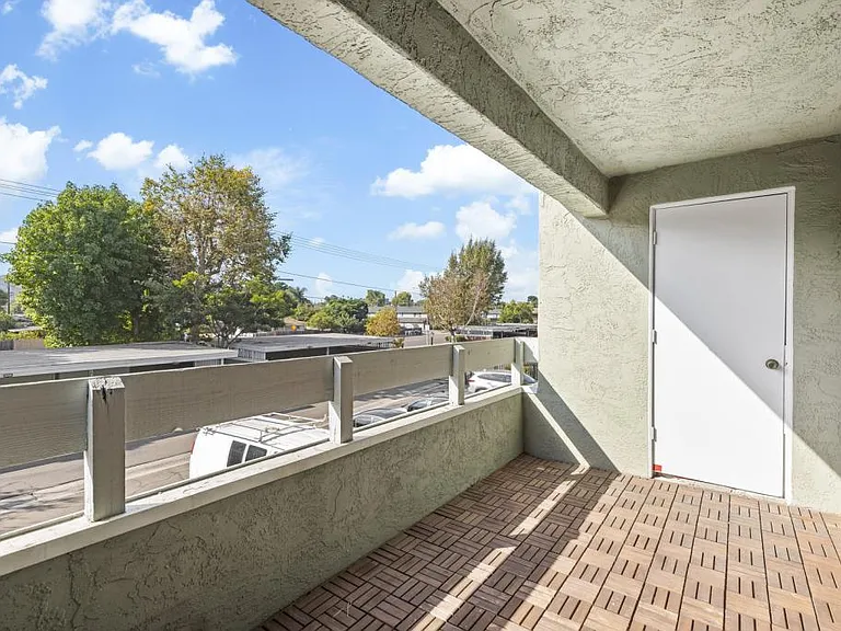 1040 E Washington Ave — Photo 12