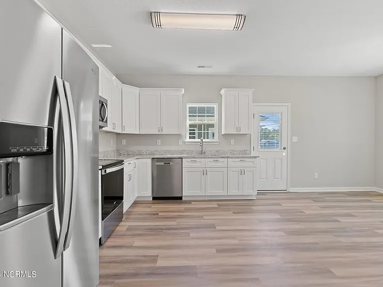 704 Harney St — Photo 10