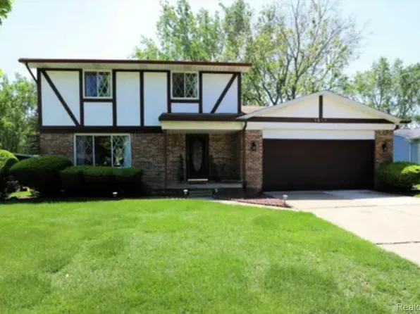 1014 Birchwood Dr, Flushing, MI 48433