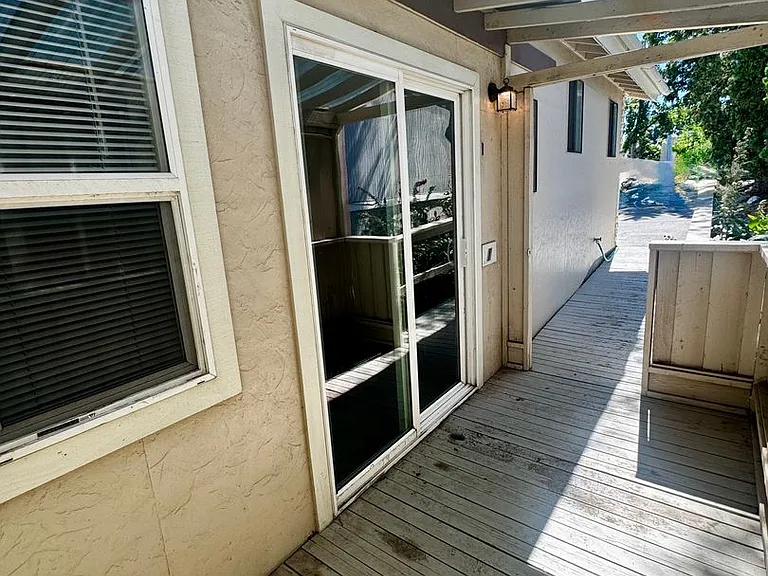 1406 S Division St — Photo 3