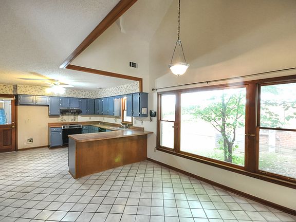 5th image of 8151 Creekside Cir N