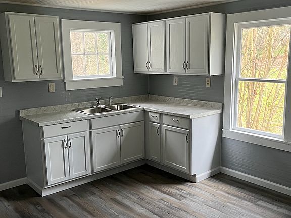 4th image of 437 Garrett St